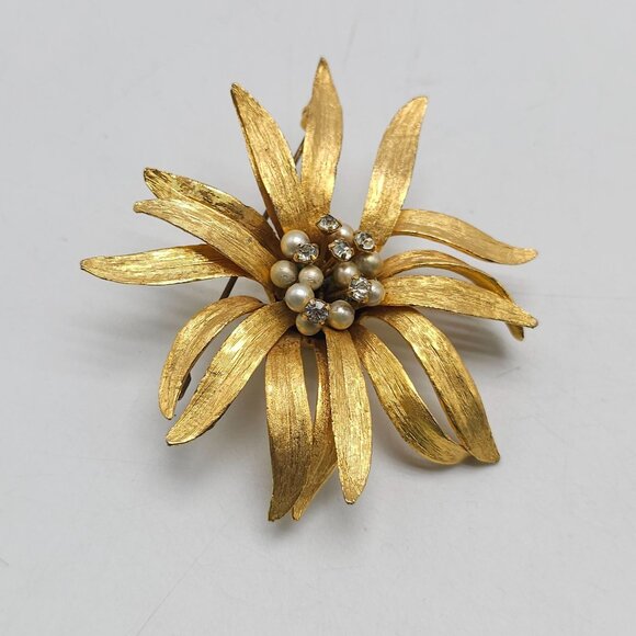 Vintage Richelieu Gold Tone Flower Brooch With Faux Pearls Clear Rhinestones - Picture 2 of 5
